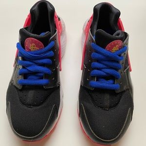 Nike Huaraches Black & Pink- Blue laces Wmns sz 7